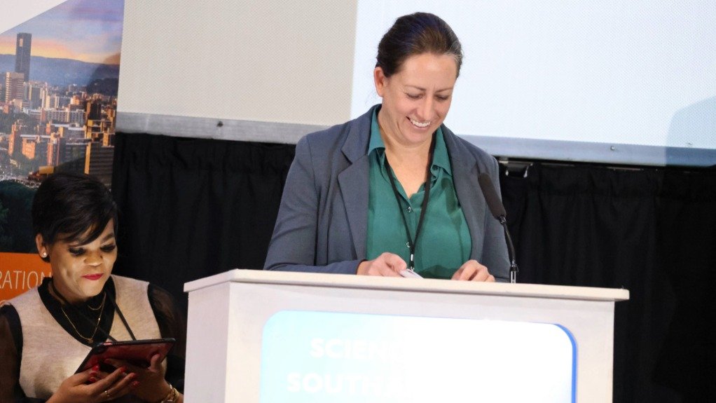 NRF-SAAO MD Dr Rosalind Skelton receiving the award